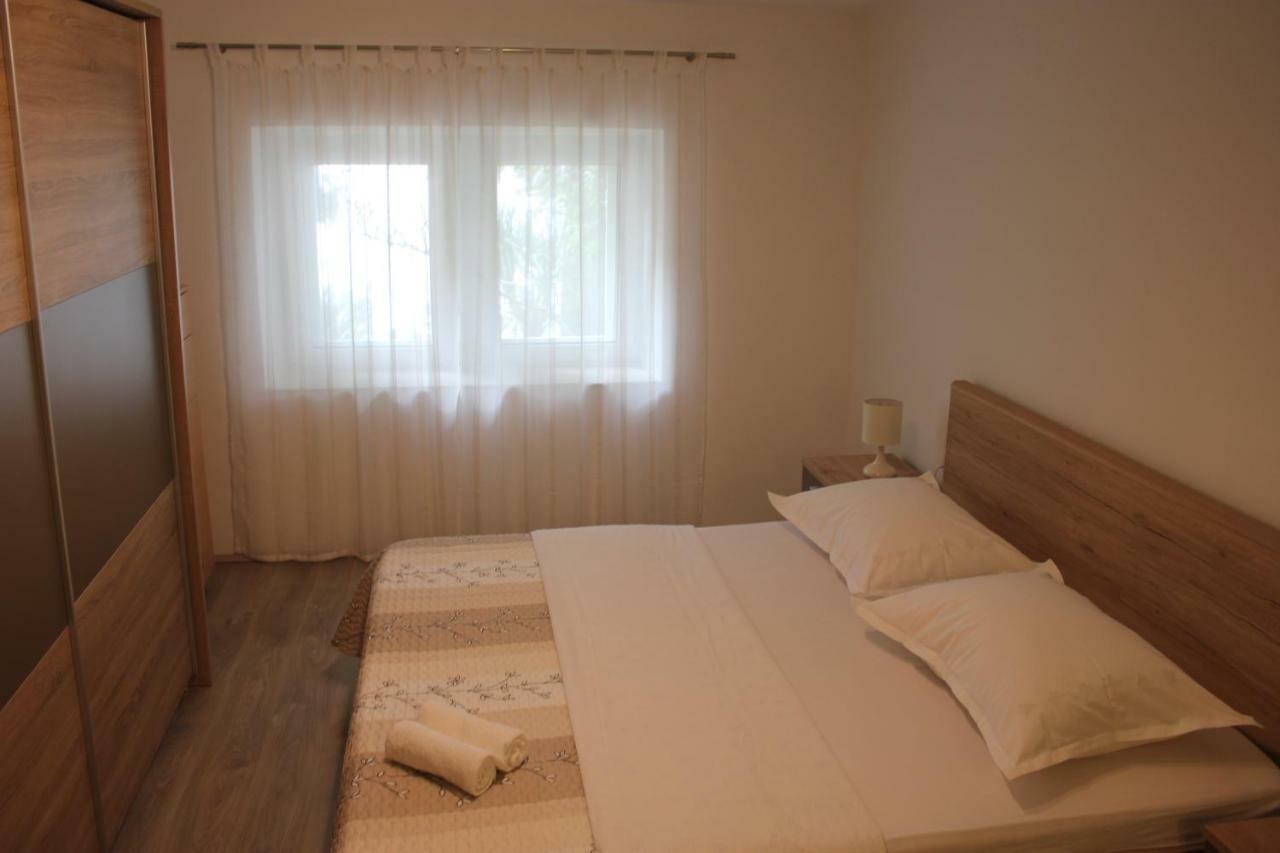 Appartement Apartman Tafra à Omiš Extérieur photo